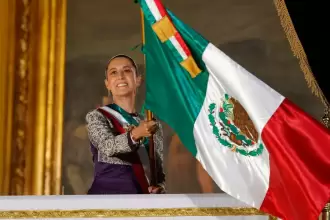 La presidenta Claudia Sheinbaum ondea la Bandera durante el Grito de Independencia en el Balcón Presidencial de Palacio Nacional. Histórico primer Grito de Independencia de Claudia Sheinbaum en un pletórico Zócalo. Foto: JLMNoticias / Agencia El Universal / Diego Simón Sánchez.