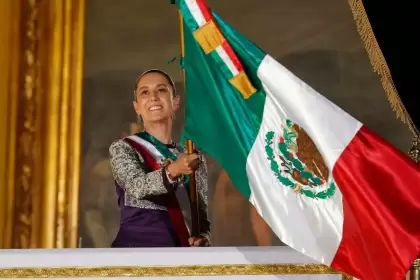 La presidenta Claudia Sheinbaum ondea la Bandera durante el Grito de Independencia en el Balcón Presidencial de Palacio Nacional. Histórico primer Grito de Independencia de Claudia Sheinbaum en un pletórico Zócalo. Foto: JLMNoticias / Agencia El Universal / Diego Simón Sánchez.