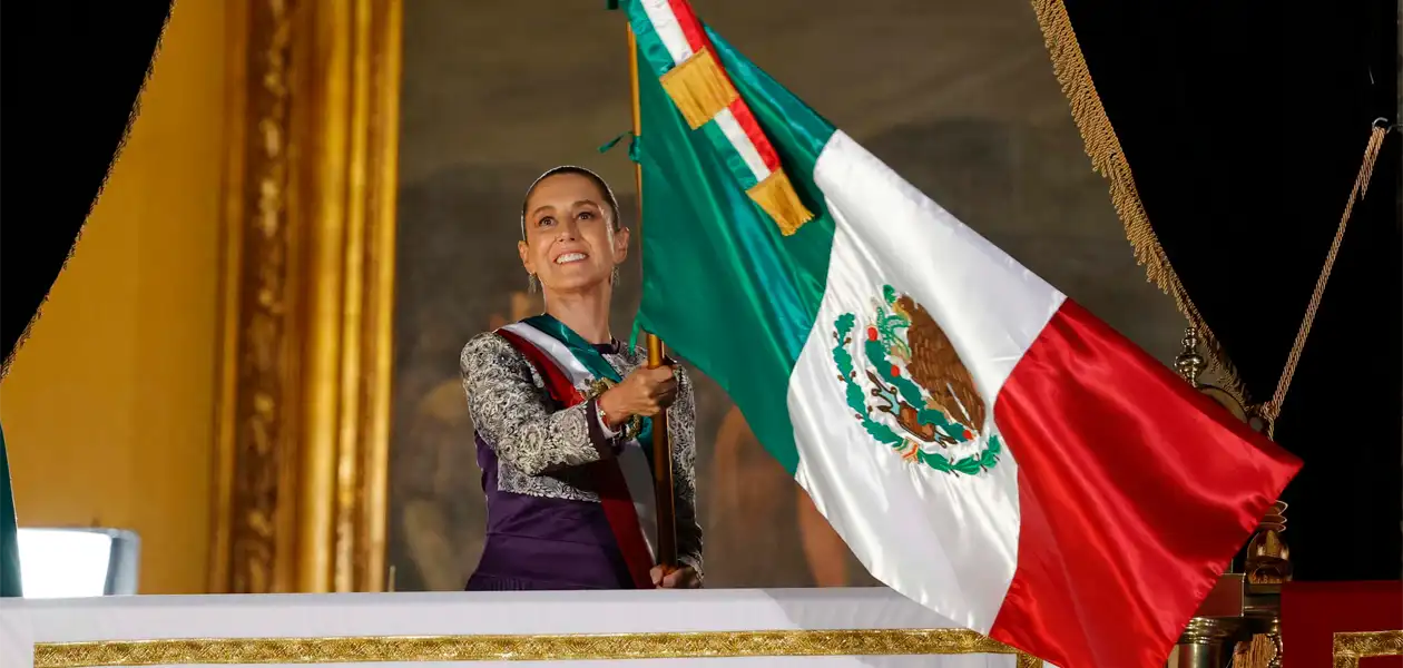 La presidenta Claudia Sheinbaum ondea la Bandera durante el Grito de Independencia en el Balcón Presidencial de Palacio Nacional. Histórico primer Grito de Independencia de Claudia Sheinbaum en un pletórico Zócalo. Foto: JLMNoticias / Agencia El Universal / Diego Simón Sánchez.