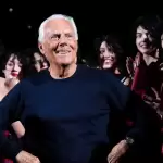 El diseñador italiano Giorgio Armani posa con modelos al final de la presentación de su colección femenina Otoño/ Invierno 2015/16 para su marca Emporio Armani durante la Semana de la Moda de Milán, Italia, el 27 de febrero de 2015. Foto de JLMNoticias / EFE/ EPA/ DANIEL DAL ZENNARO.