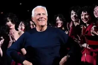 El diseñador italiano Giorgio Armani posa con modelos al final de la presentación de su colección femenina Otoño/ Invierno 2015/16 para su marca Emporio Armani durante la Semana de la Moda de Milán, Italia, el 27 de febrero de 2015. Foto de JLMNoticias / EFE/ EPA/ DANIEL DAL ZENNARO.