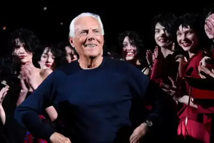 El diseñador italiano Giorgio Armani posa con modelos al final de la presentación de su colección femenina Otoño/ Invierno 2015/16 para su marca Emporio Armani durante la Semana de la Moda de Milán, Italia, el 27 de febrero de 2015. Foto de JLMNoticias / EFE/ EPA/ DANIEL DAL ZENNARO.
