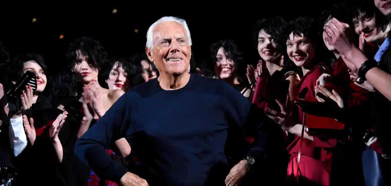 El diseñador italiano Giorgio Armani posa con modelos al final de la presentación de su colección femenina Otoño/ Invierno 2015/16 para su marca Emporio Armani durante la Semana de la Moda de Milán, Italia, el 27 de febrero de 2015. Foto de JLMNoticias / EFE/ EPA/ DANIEL DAL ZENNARO.