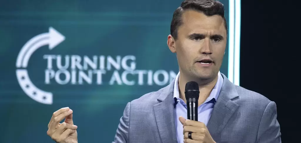 El activista Charlie Kirk recibio un disparo en el cuello que le arrebato la vida frente a 3 mil estudiantes. Foto EFE