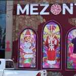 El bar temático, de próxima apertura, hace una parodia de una forma burlesca de la religión católica. Foto Hidrocálido