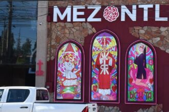 El bar temático, de próxima apertura, hace una parodia de una forma burlesca de la religión católica. Foto Hidrocálido