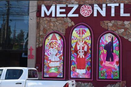 El bar temático, de próxima apertura, hace una parodia de una forma burlesca de la religión católica. Foto Hidrocálido