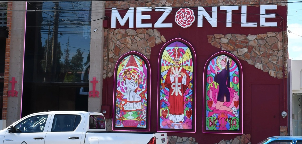 El bar temático, de próxima apertura, hace una parodia de una forma burlesca de la religión católica. Foto Hidrocálido