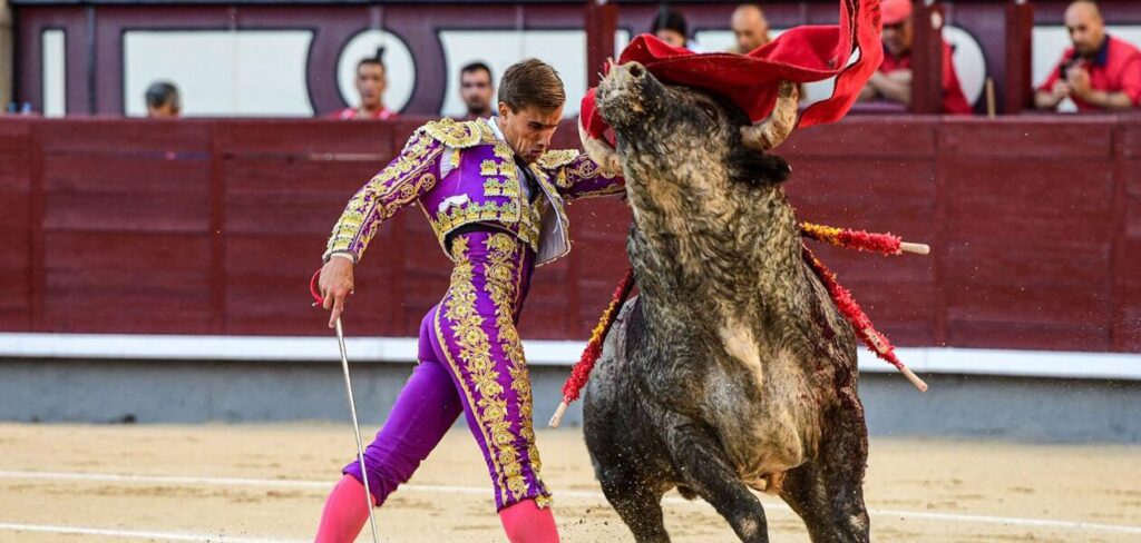 El matador de toros Luis Gerpe pudo dar una vuelta al ruedo en su segundo astado.