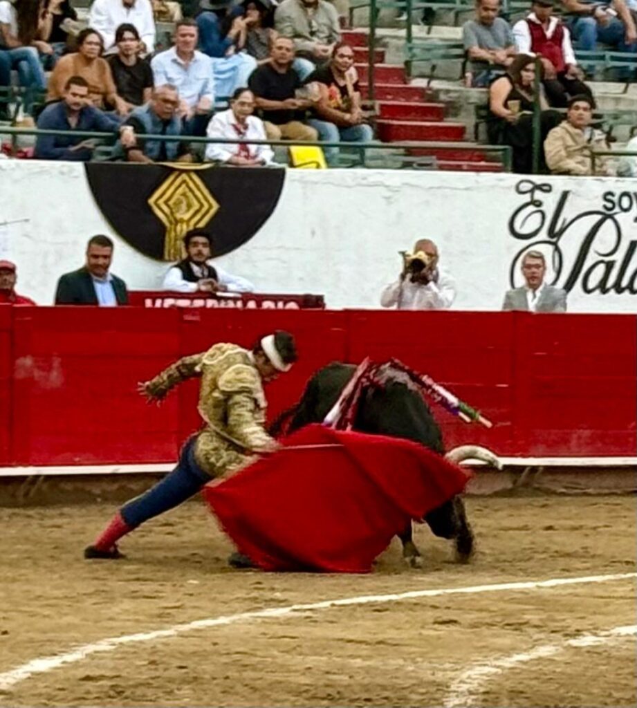 Oscar Rodriguez “El Sevillano” a quien su primero le abrió una herida en la frente, salió a su segundo para mostrar voluntad. Foto: JLMNoticias / Especial / Memo Leal.