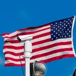 Bandera de Estados Unidos ondeando a media asta, por el luto en el país tras un tiroteo en una escuela católica de Minnesota. Foto de Archivo EFE/ EPA/ AARON SCHWARTZ.