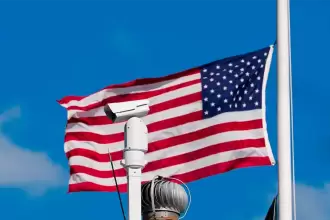 Bandera de Estados Unidos ondeando a media asta, por el luto en el país tras un tiroteo en una escuela católica de Minnesota. Foto de Archivo EFE/ EPA/ AARON SCHWARTZ.