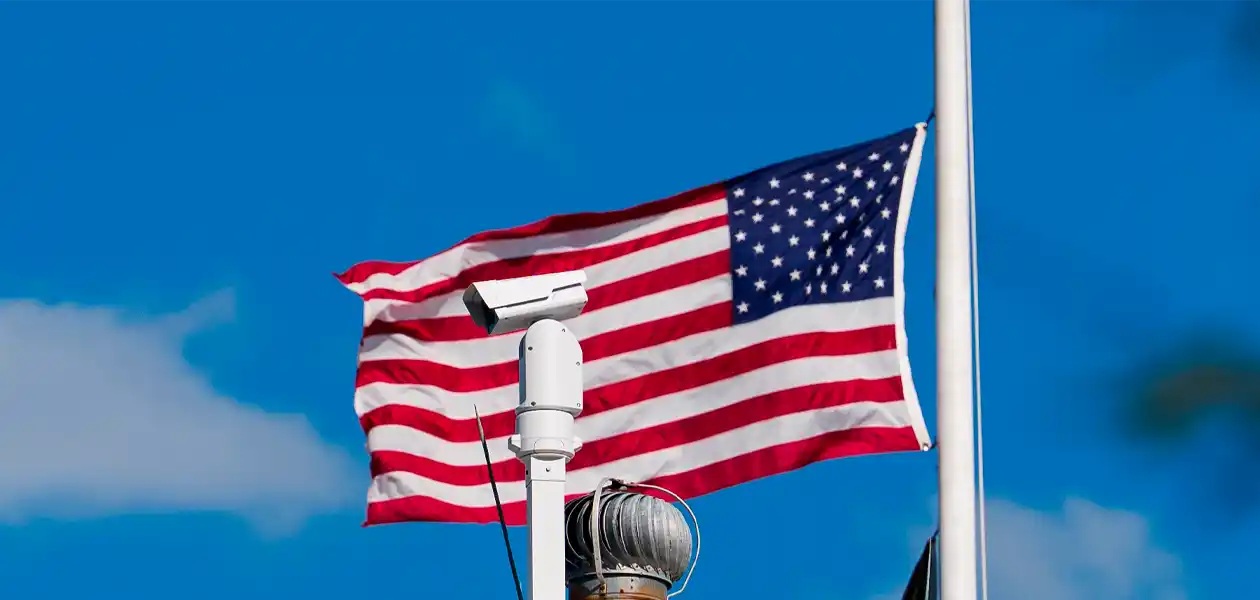 Bandera de Estados Unidos ondeando a media asta, por el luto en el país tras un tiroteo en una escuela católica de Minnesota. Foto de Archivo EFE/ EPA/ AARON SCHWARTZ.