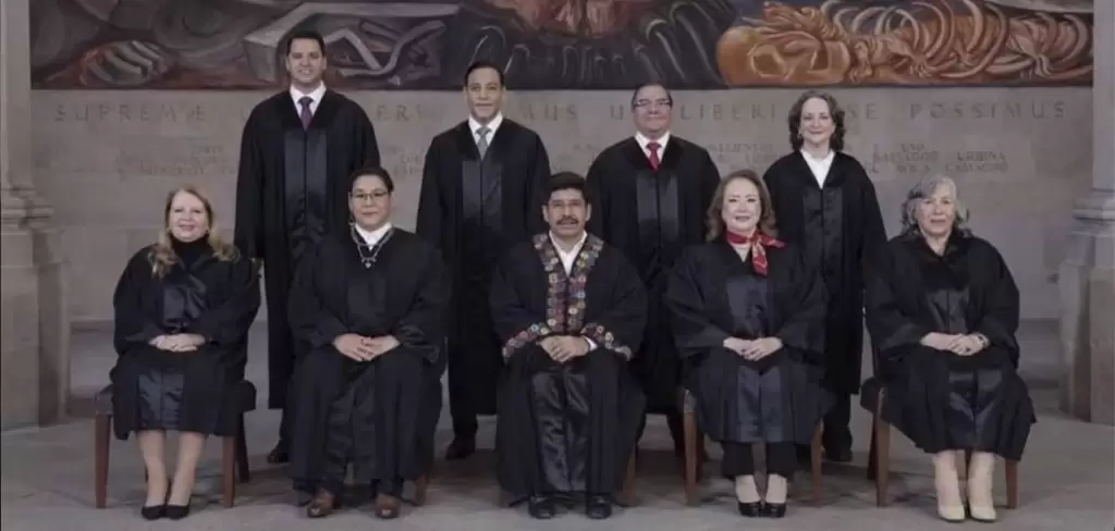 Foto oficial de los nuevos magistrados del SCJN, con el presidente electo Hugo Aguilar Ortiz, al centro