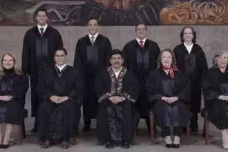 Foto oficial de los nuevos magistrados del SCJN, con el presidente electo Hugo Aguilar Ortiz, al centro