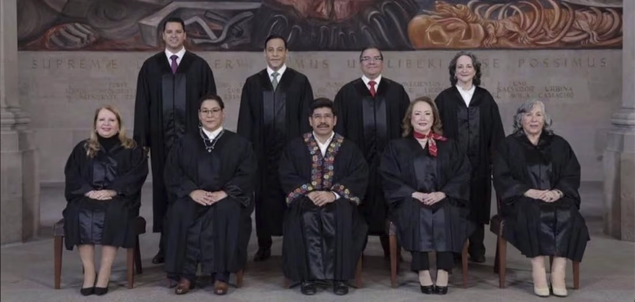 Foto oficial de los nuevos magistrados del SCJN, con el presidente electo Hugo Aguilar Ortiz, al centro