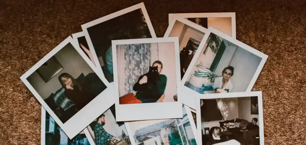 Ejemplo de foto Polaroid. En JLMNoticias te decimos cómo hacer una foto tipo Polaroid con tu artista favorito, gracias a la Inteligencia Artificial. Foto: Polaroid.