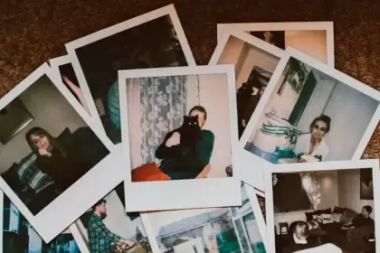 Ejemplo de foto Polaroid. En JLMNoticias te decimos cómo hacer una foto tipo Polaroid con tu artista favorito, gracias a la Inteligencia Artificial. Foto: Polaroid.