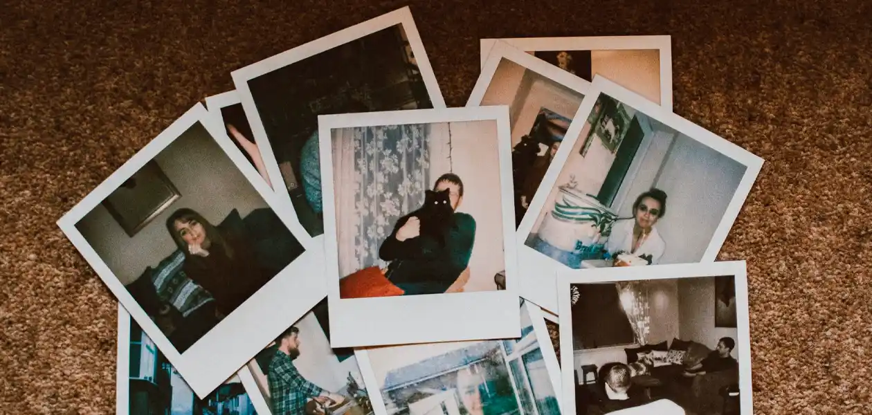 Ejemplo de foto Polaroid. En JLMNoticias te decimos cómo hacer una foto tipo Polaroid con tu artista favorito, gracias a la Inteligencia Artificial. Foto: Polaroid.