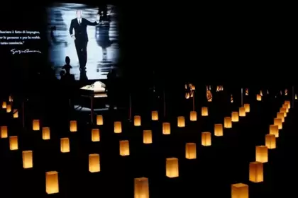 Giorgio Armani, conocido como el Rey de la Moda, fue despedido durante una ceremonia en la capilla ardiente, en Milán. Foto Reuters