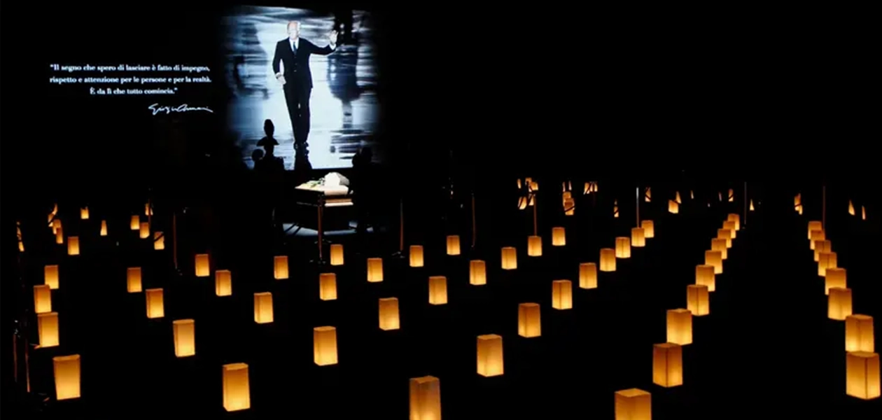 Giorgio Armani, conocido como el Rey de la Moda, fue despedido durante una ceremonia en la capilla ardiente, en Milán. Foto Reuters