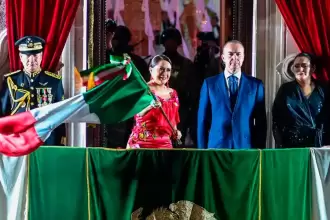 La gobernadora, Tere Jiménez, encabezando el Grito de Independencia en Aguascalientes. Foto: JLMNoticias / Gobierno del Estado de Aguascalientes.