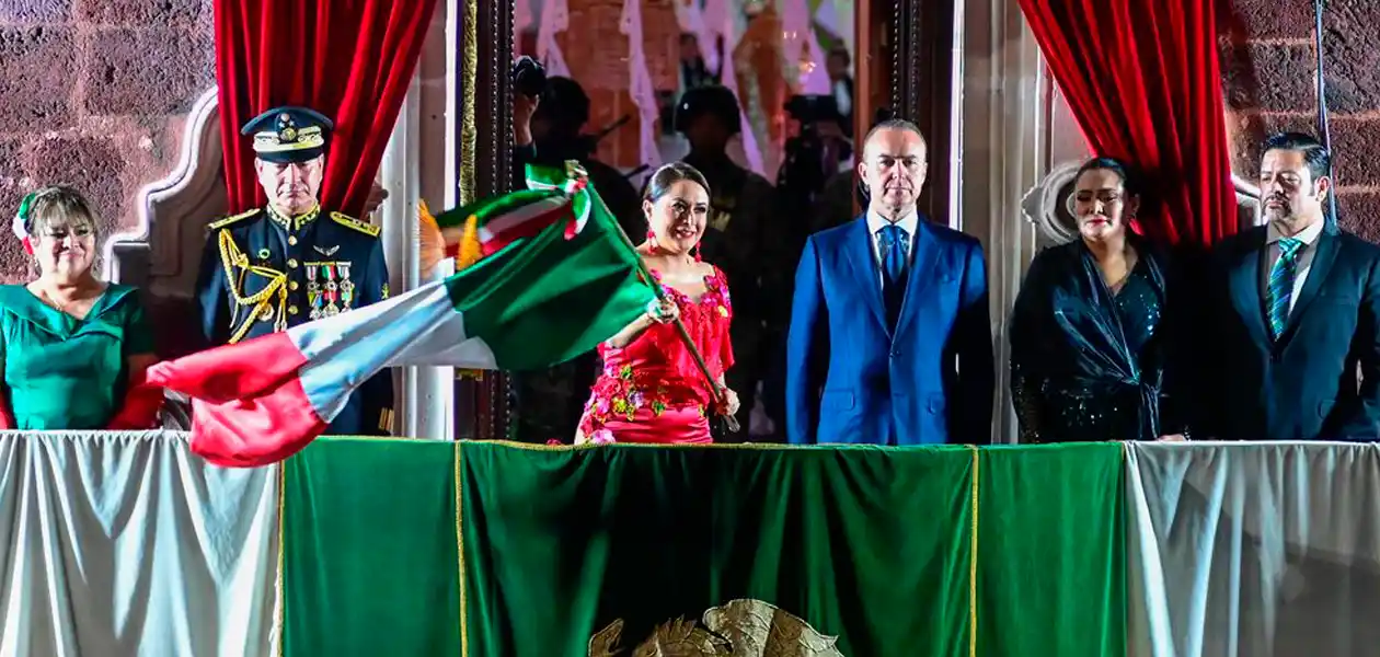 La gobernadora, Tere Jiménez, encabezando el Grito de Independencia en Aguascalientes. Foto: JLMNoticias / Gobierno del Estado de Aguascalientes.