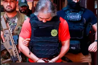 Hernán Bermúdez es trasladado a México, donde enfrentará cargos por narcotráfico y secuestro. Foto JLMNoticias