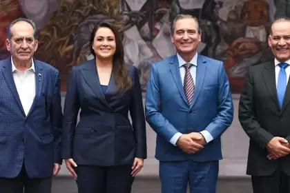 Tere Jiménez dialoga con exgobernadores en un ejercicio inédito como parte de su Tercer Informe, resaltando avances y visión para Aguascalientes.