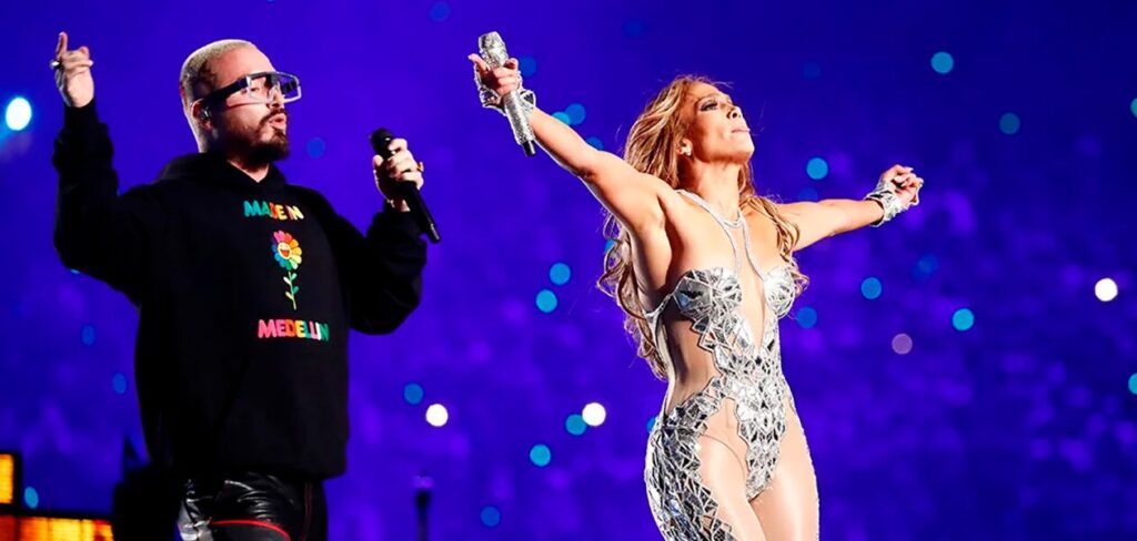 J Balvin junto a Jennifer López en el Super Bowl 2020 junto a Shakira y Bad Bunny 