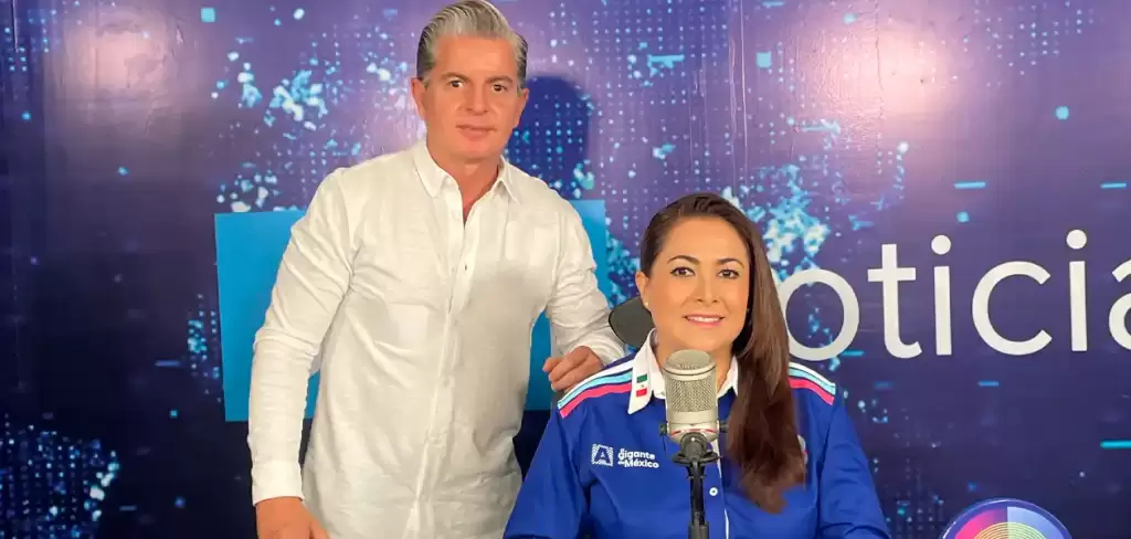 La gobernadora de Aguascalientes, Tere Jiménez, con el periodista José Luis Morales, de JLMNoticias. Foto: JLMNoticiasi / Adán De la cruz.