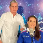 La gobernadora de Aguascalientes, Tere Jiménez, con el periodista José Luis Morales, de JLMNoticias. Foto: JLMNoticiasi / Adán De la cruz.