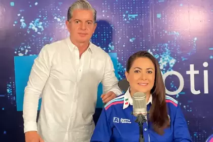 La gobernadora de Aguascalientes, Tere Jiménez, con el periodista José Luis Morales, de JLMNoticias. Foto: JLMNoticiasi / Adán De la cruz.