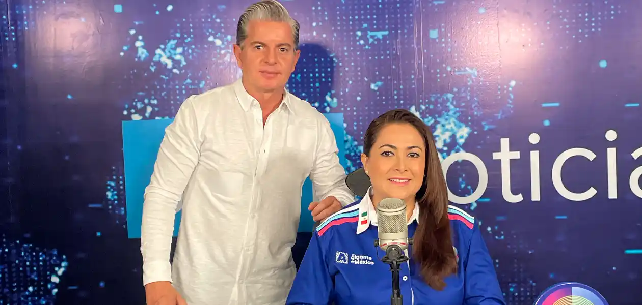 La gobernadora de Aguascalientes, Tere Jiménez, con el periodista José Luis Morales, de JLMNoticias. Foto: JLMNoticiasi / Adán De la cruz.