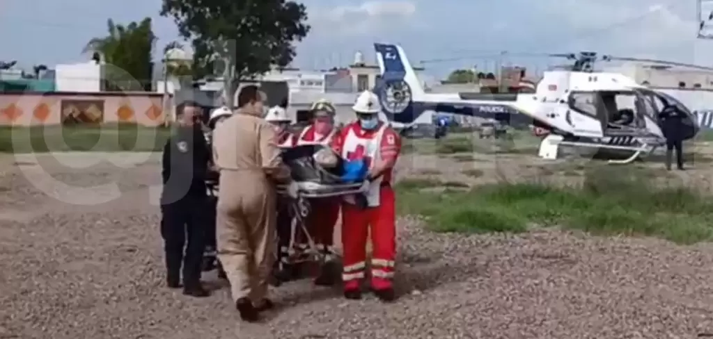 La alcaldesa de Encarnación de Díaz, Jalisco, fue trasladada en el Helicóptero Fuerza 1 hacia Aguascalientes, donde recibe atención médica, tras sufrir accidente. Foto JLMNoticias captura de pantalla