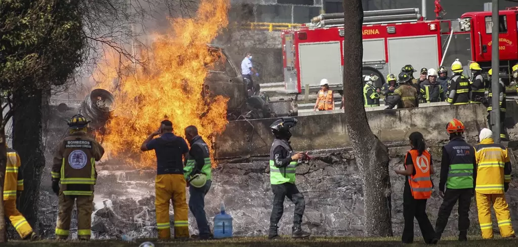 La explosion de pipa de gas en Iztapalapa dejo en un inicio 3 muertos y mas de 70 heridos. Foto El Universal