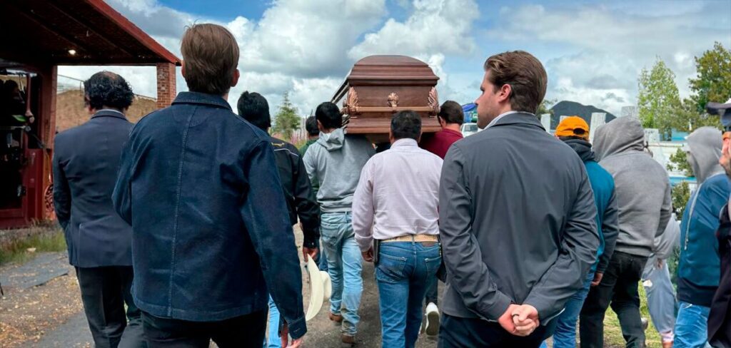 Los nietos de Sergio Hernández, “Checo” (izq.) y “Jero” seguían los últimos “pasos” de su abuelo como lo hicieron desde pequeños.