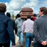 Los nietos de Sergio Hernández, “Checo” (izq.) y “Jero” seguían los últimos “pasos” de su abuelo como lo hicieron desde pequeños.