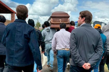 Los nietos de Sergio Hernández, “Checo” (izq.) y “Jero” seguían los últimos “pasos” de su abuelo como lo hicieron desde pequeños.