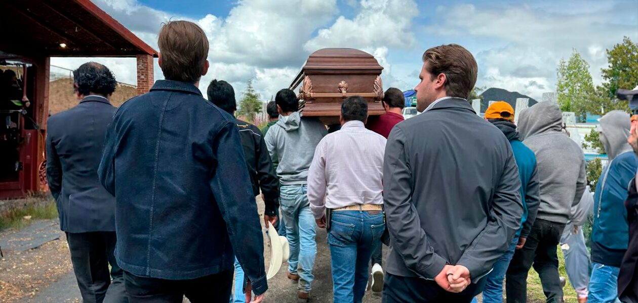 Los nietos de Sergio Hernández, “Checo” (izq.) y “Jero” seguían los últimos “pasos” de su abuelo como lo hicieron desde pequeños.