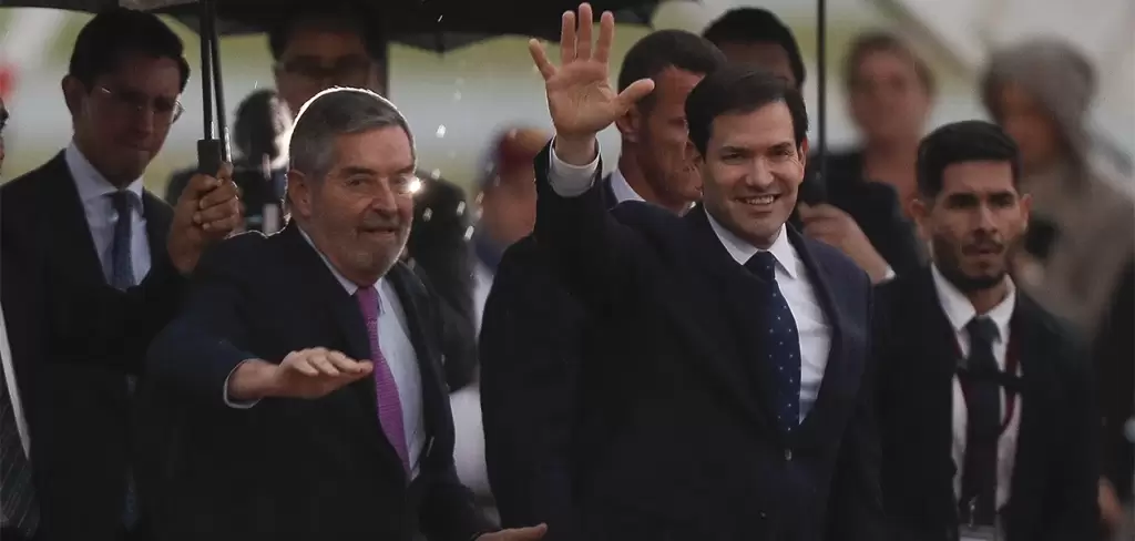 Marco Rubio arribando al Aeropuerto Internacional Felipe Angeles junto al canciller Juan ramon de la Fuente. Foto EFE