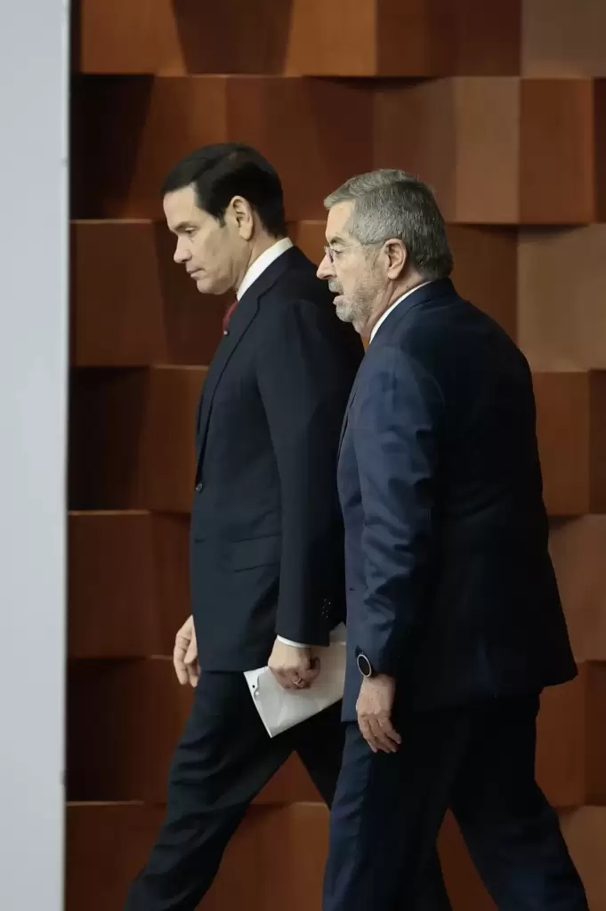 Marco Rubio y Juan Ramon de la Fuente arribando a la cancilleria mexicana para ofrecer una rueda de prensa tras la reunion con Claudia Sheinbaum. Foto Agencia EFE