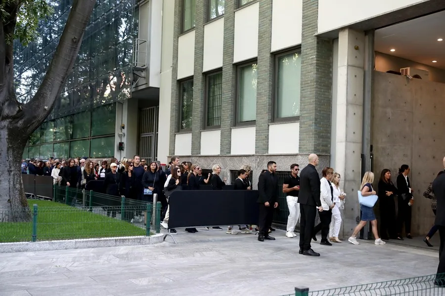 Miles de personas hicieron grandes filas en la capilla ardiente en Milan para dar el utlimo adios a Giorgio Armani. Foto EFE