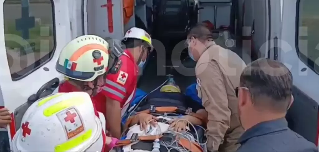 Momentos en que la alcaldesa es llevada hacia un hospital en Aguascalientes por paramedicos de la Cruz Roja. Foto JLMNoticias captura de pantalla