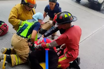 Una mujer cayó desde el desnivel de Segundo Anillo y López Mateos, en Fraccionamiento Pirules; sobrevive de milagro. Foto: JLMNoticias / Protección Civil Municipal.