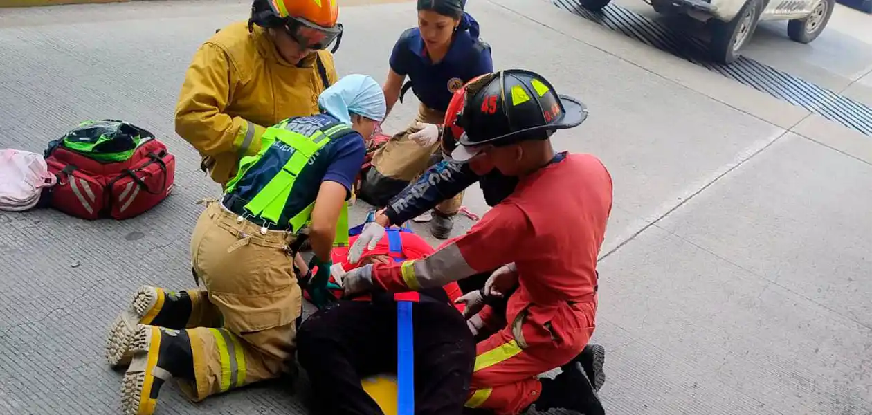 Una mujer cayó desde el desnivel de Segundo Anillo y López Mateos, en Fraccionamiento Pirules; sobrevive de milagro. Foto: JLMNoticias / Protección Civil Municipal.