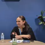 Paola Monroy, jefa de la Oficina de ACNUR en Aguascalientes, visitó el estudio de JLMNoticias. Foto JLMNoticias