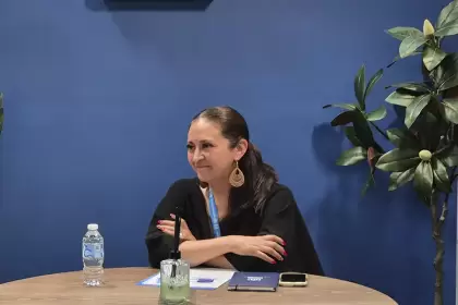 Paola Monroy, jefa de la Oficina de ACNUR en Aguascalientes, visitó el estudio de JLMNoticias. Foto JLMNoticias
