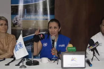 Paola Monroy, jefa de la oficina de ACNUR, en compañía de representantes de empresas locales en la presentación de la carrera atlética. Foto JLMNoticias