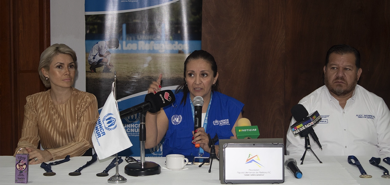 Paola Monroy, jefa de la oficina de ACNUR, en compañía de representantes de empresas locales en la presentación de la carrera atlética. Foto JLMNoticias